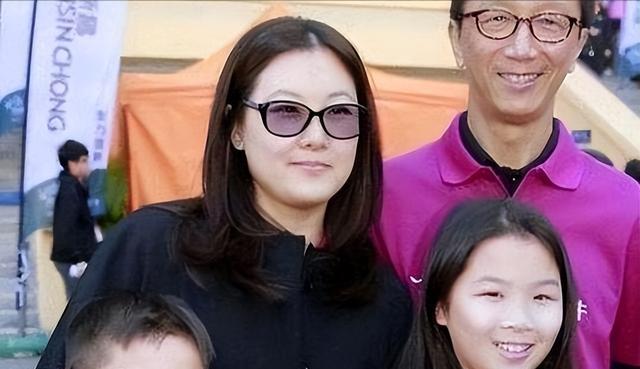 伏明霞|不顾奶奶反对嫁给了“百亿富豪”，如今丈夫已经70岁，女儿才19岁