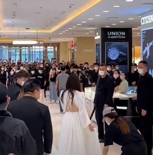 刘亦菲|刘亦菲武汉出席活动，穿白色长裙仙气飘飘，亲自动手扇风接地气