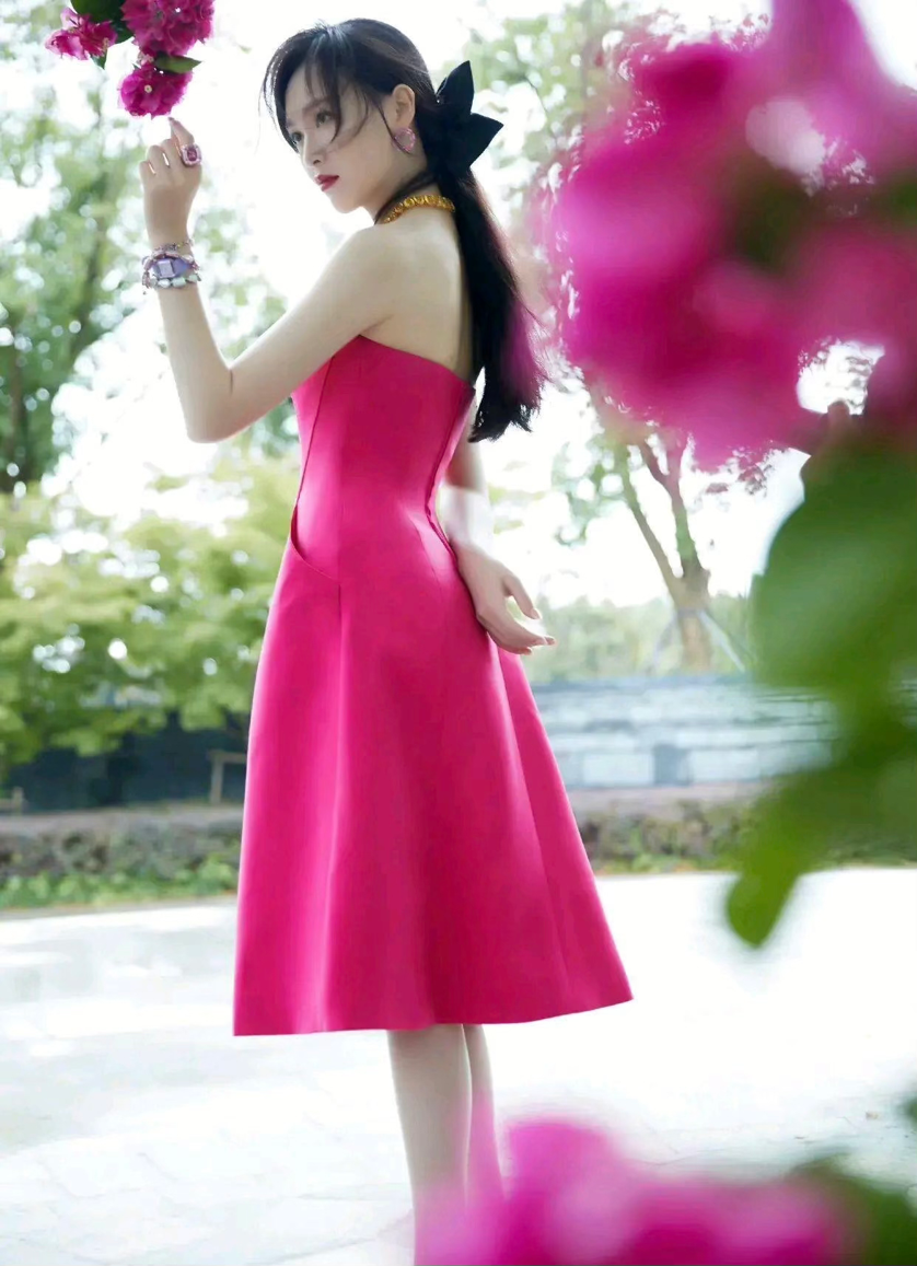 唐嫣|唐嫣难得穿玫粉色抹胸裙,有大长腿和冷白皮,气质高冷又高级