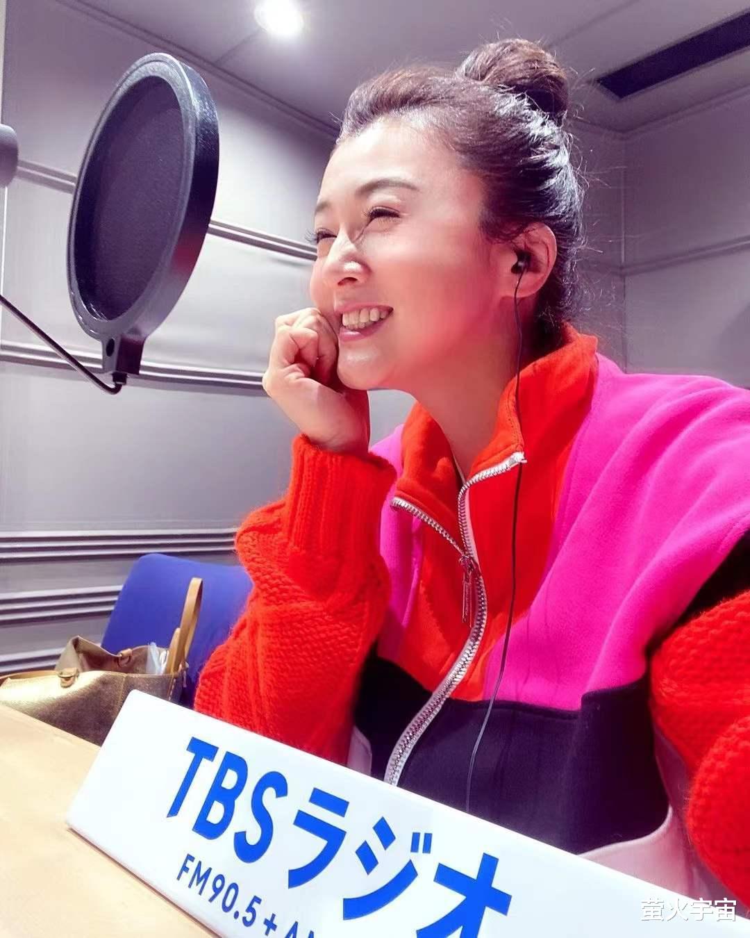 美容养颜 50岁藤原纪香扎丸子头秀完美发际线，脖子细长，少女托腮真太萌了