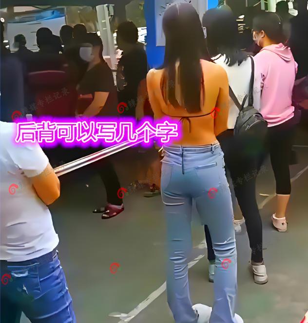 年轻女子“衣衫褴褛”在寒风中排队,网友:她手头紧买不起衣服