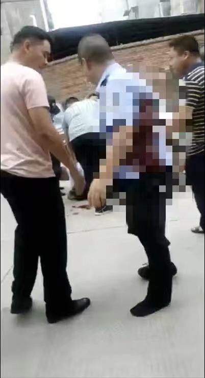 广西一名辅警执法时被捅伤,警方:伤人者已被控制