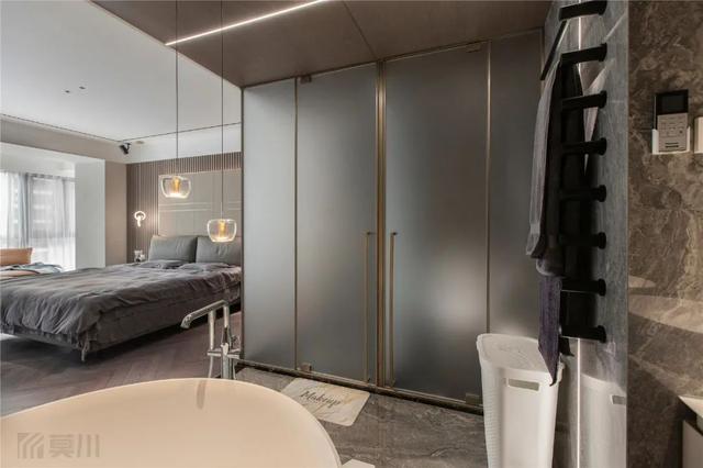 280㎡现代轻奢，开放式厨房与书房，生活空间时尚又宽敞