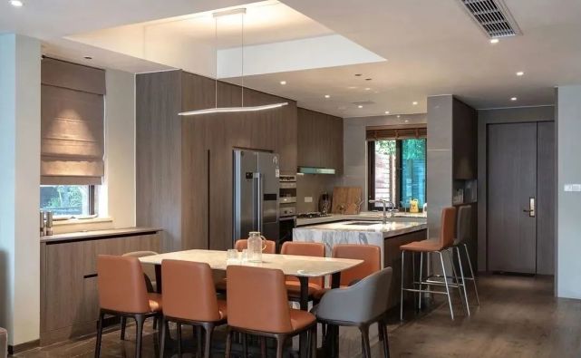 再买房,我一定学她家沙发不靠墙,往前挪0。5米,完工反而实用