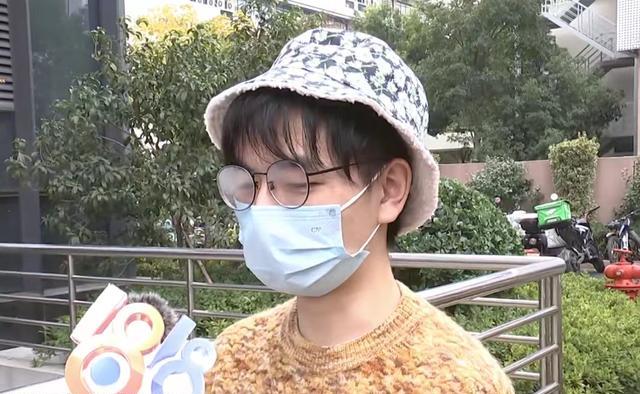 小伙吃小吃发现蟑螂,要求店家赔偿,老板却质疑他是敲诈!