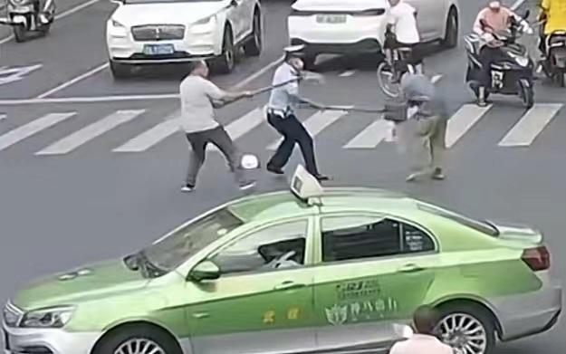 成都“六勇士”合力制伏持刀歹徒,当地已启动见义勇为认定程序