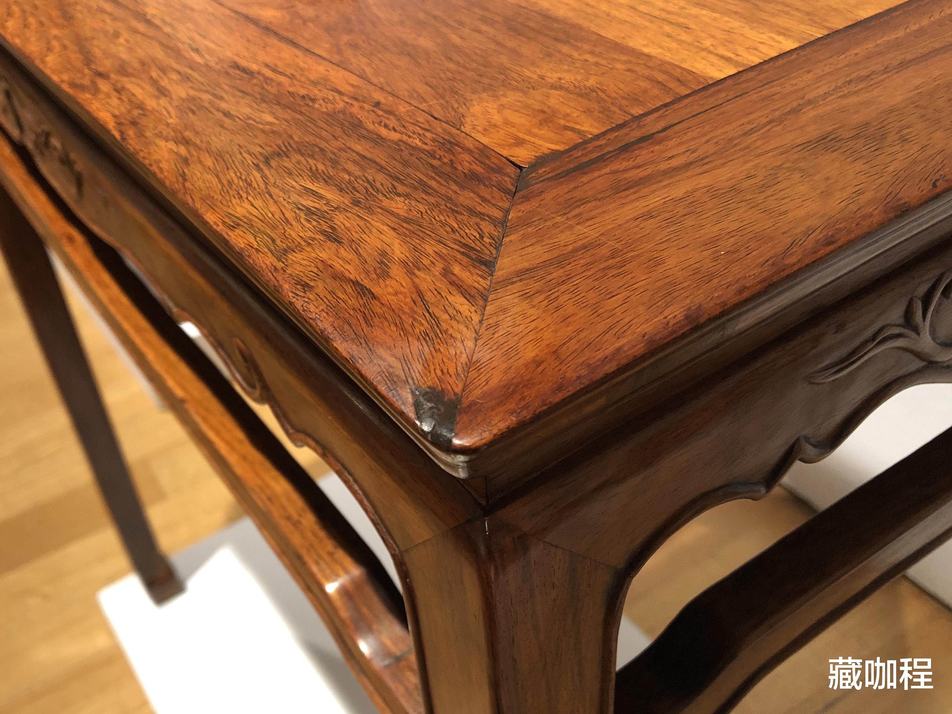 |纹理清晰、油性强，黄花梨小桌细节有代表性
