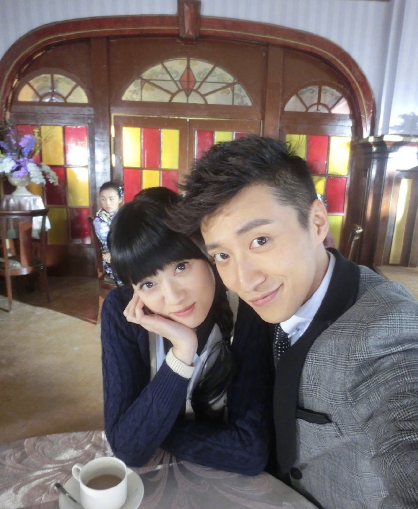 乔任梁|陈乔恩携丈夫到乔任梁墓地看望,带来粉色玫瑰,与乔妈妈温暖相拥