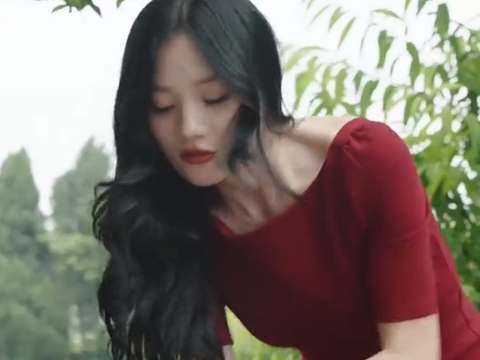 |穿连衣裙洗牛骨架，?唐小鱼弯腰下蹲动作过大，网友：快封号了