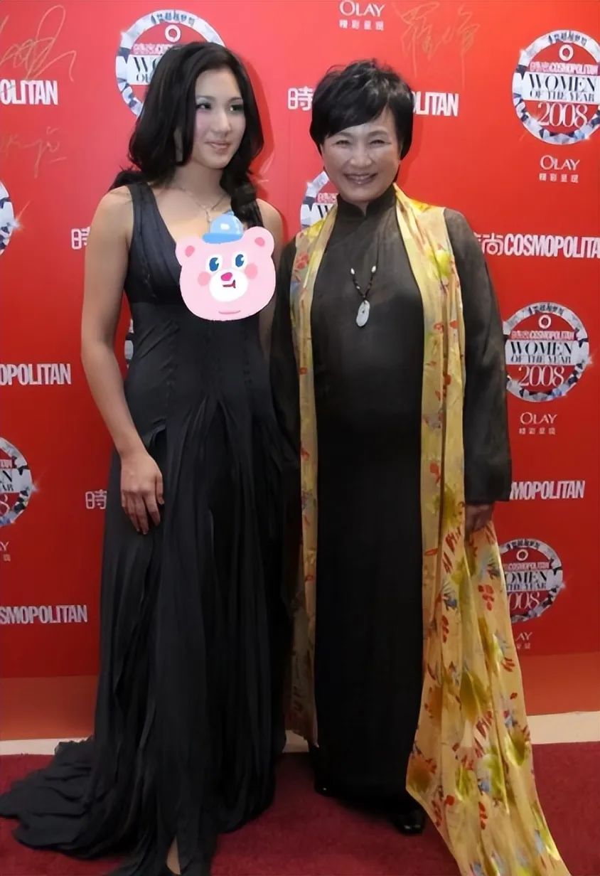 郑佩佩|郑佩佩携女儿亮相，76岁穿中式长衫风骨犹在，女儿身材姣好却没辨识度