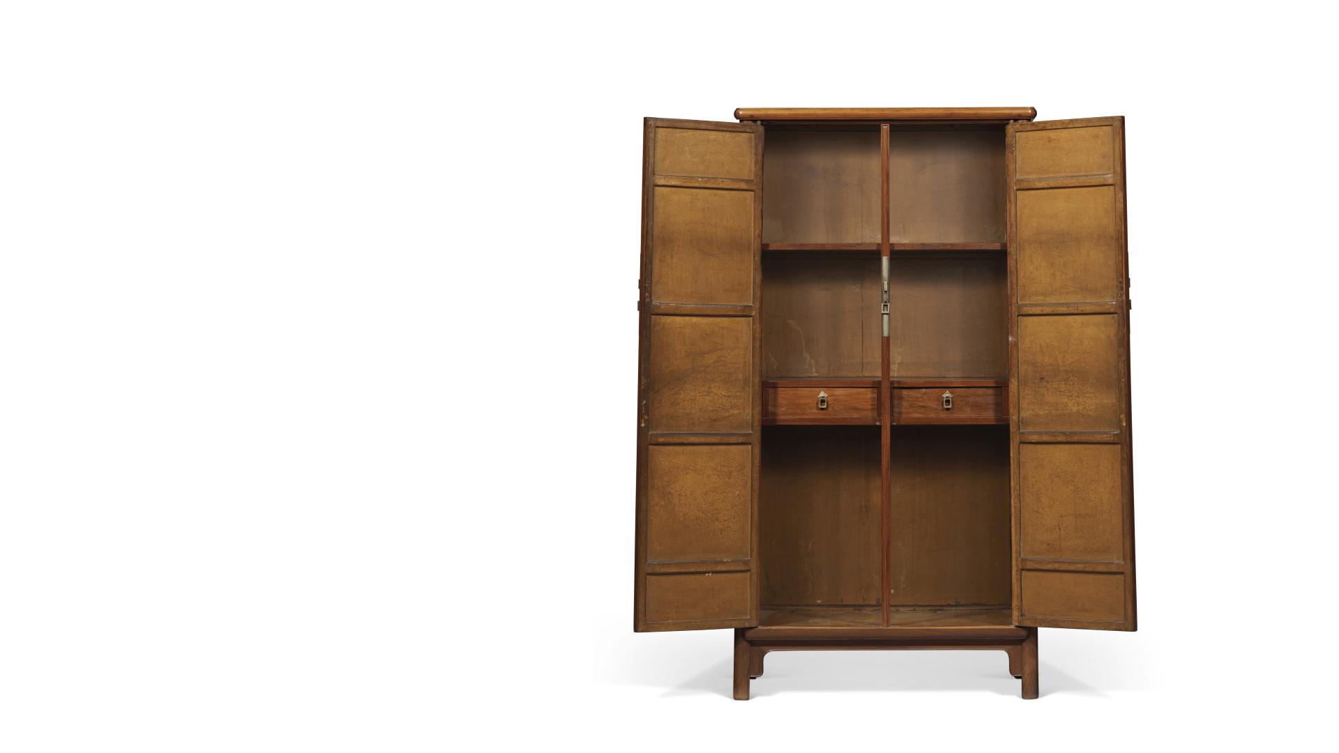 文物|内在古朴、外表华丽，黄花梨中型圆角柜材美工妍