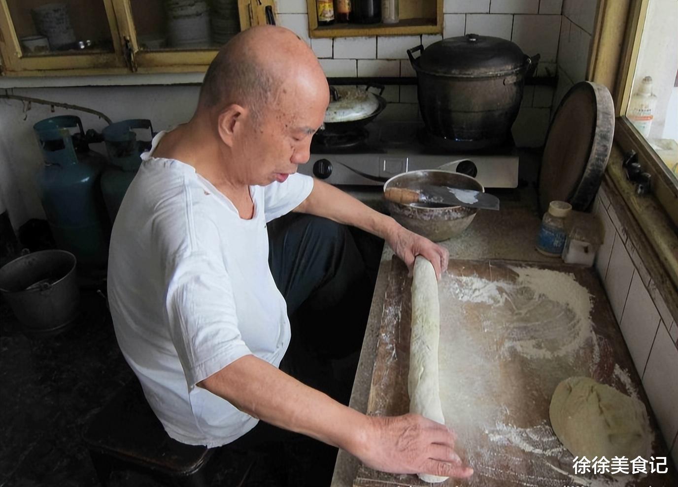 山东70岁大爷,生活方式独特,每天都要喝白酒,身边酒友都说奇葩