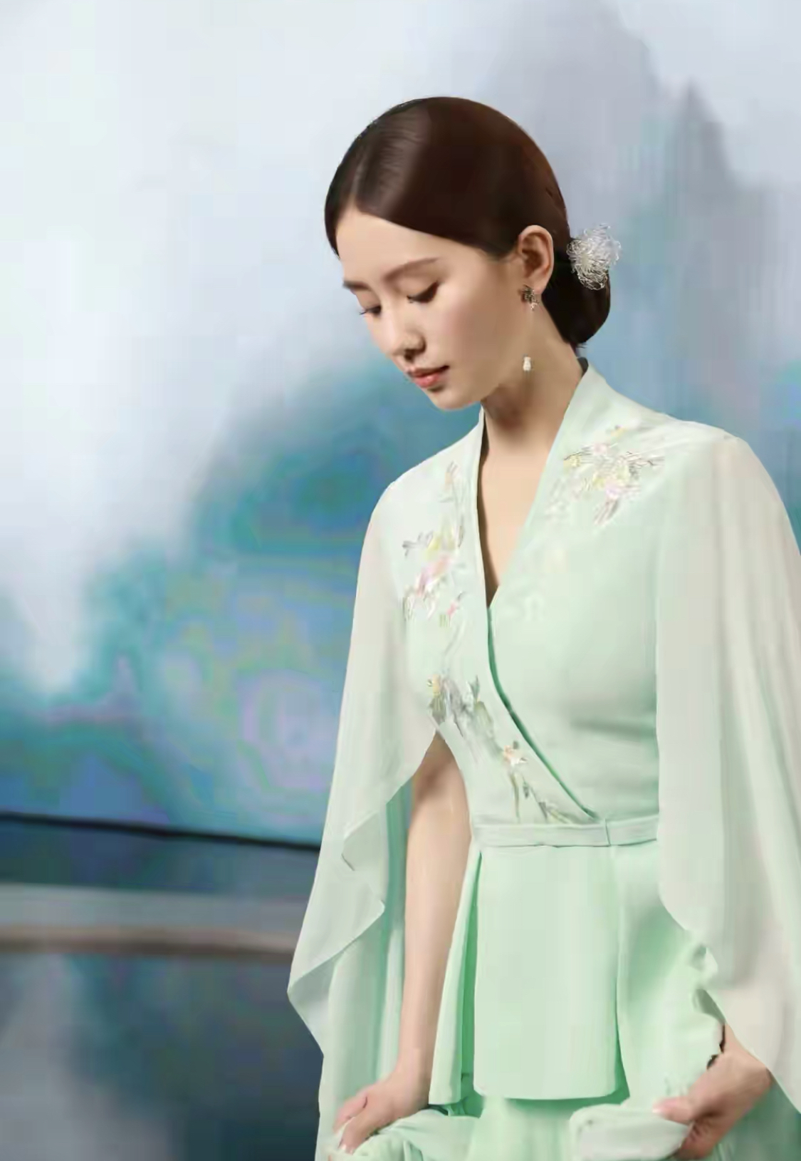 雪纺|刘诗诗气质真好!穿薄荷绿雪纺古风裙梳低发髻,看上去温柔又端庄.