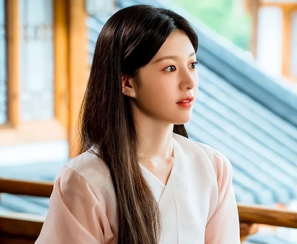 李艺彤|不愧是南韩整容模板女星，人群里一眼惊艳的美貌