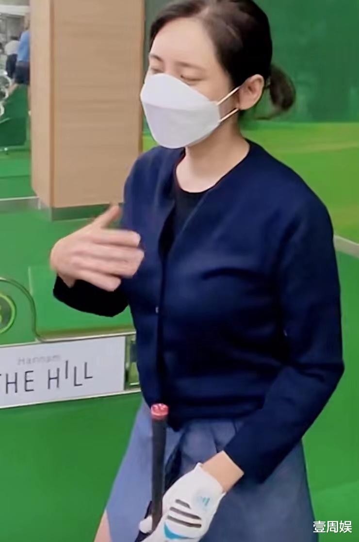 秋瓷炫|秋瓷炫走孙艺珍的路线？独自在球场打高尔夫，累到不停地叹气！