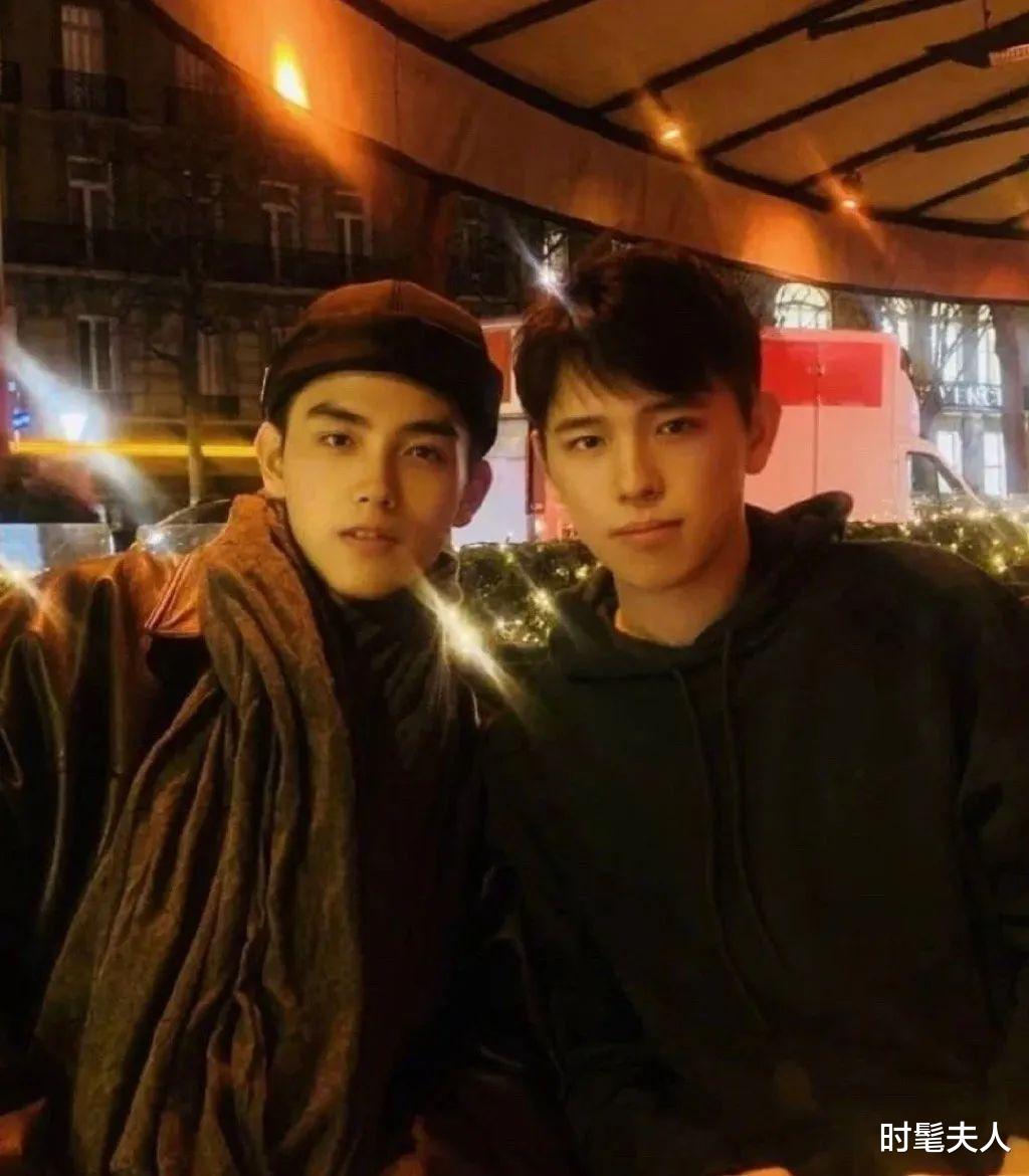 陈飞宇|陈凯歌两儿子同框刷屏！网友：陈红的好基因都给了陈飞宇？