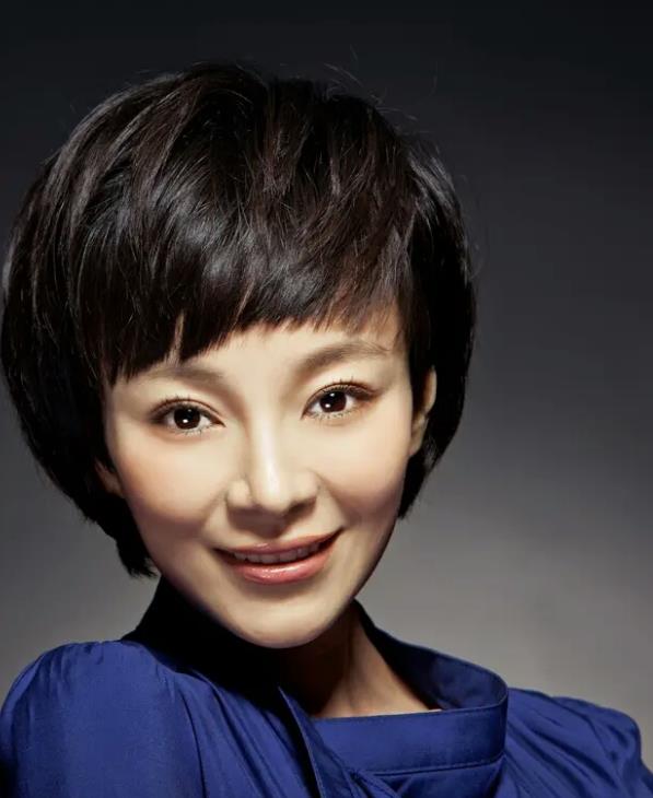 |王蓝一：当过月薪500导游，撞脸董卿搭档宋英杰，婚姻低调有一女