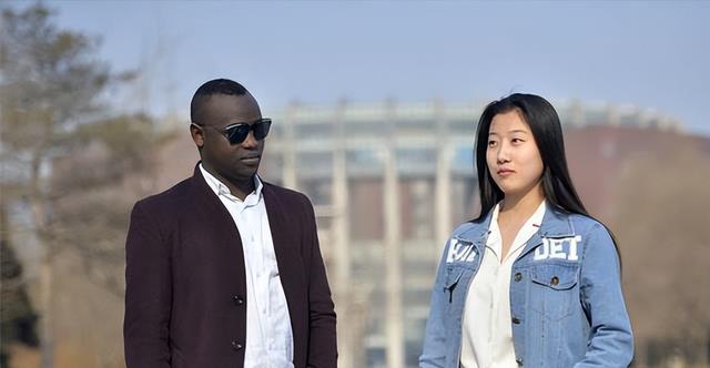 女教师爱上黑人学生，被同学拍照传播，引发悲剧！黑帽事件回顾