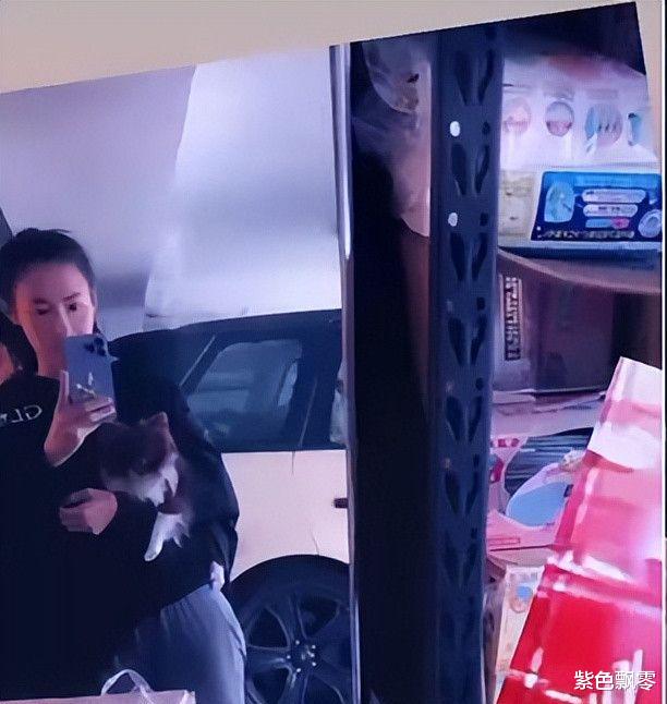 张柏芝|张柏芝在镜头前摆拍,穿居家裤腿好细,12岁儿子五官硬朗帅气