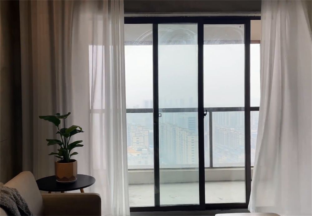 一位90后小哥为省钱,不装修直接住进毛坯房,网友:一个人住挺爽