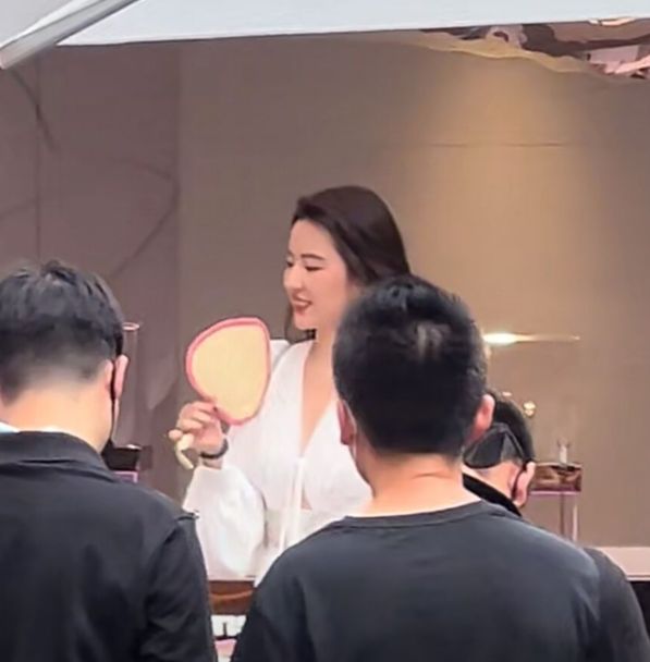 刘亦菲|刘亦菲武汉出席活动，穿白色长裙仙气飘飘，亲自动手扇风接地气