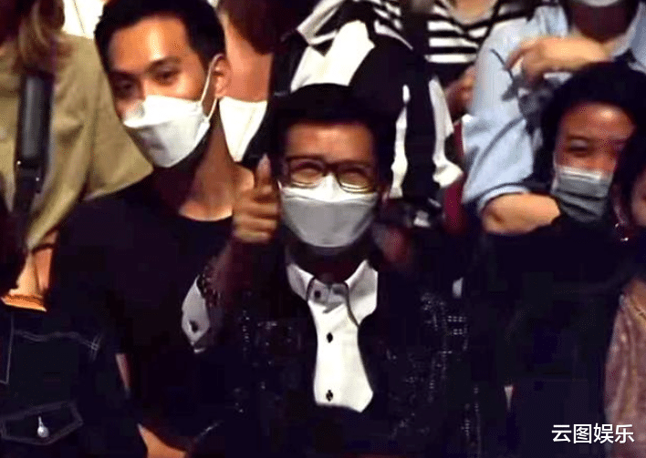 郑欣宜|郑欣宜开演唱会，被22岁男星单膝下跪送戒指，郑少秋携俩女儿现身