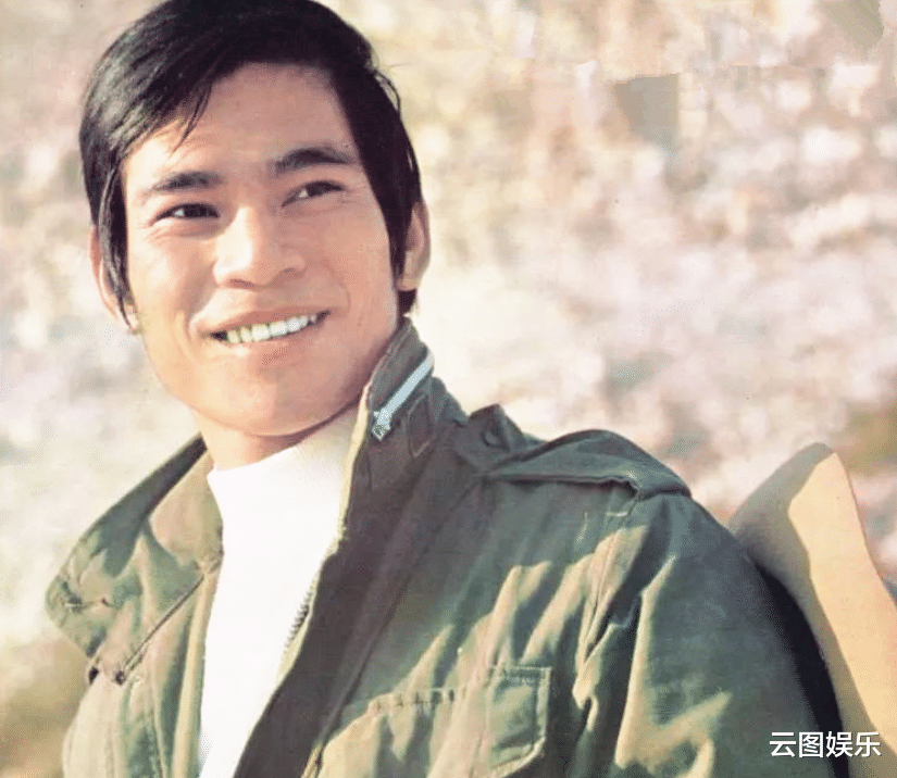 智取威虎山|老戏骨陈观泰近况，与小30岁四婚妻子移居内地，76岁长期吃药打针