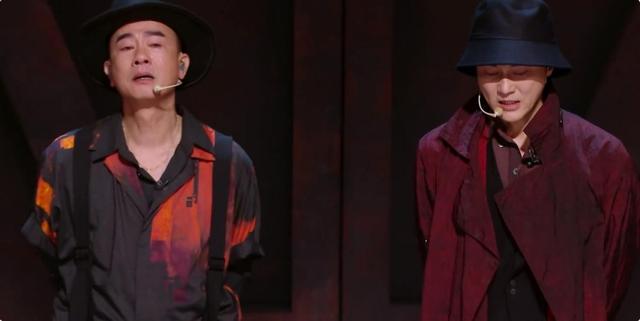 陈小春|陈小春在舞台上剃头，看上去很洒脱实则充满野性，他比苏有朋还要狠