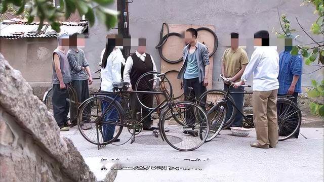 奔驰女一家3口殴打修车匠,他不堪受辱怒而拔刀,最终酿成血案