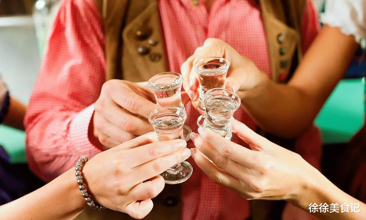 大冬天，上了年纪想喝点酒行不行？行家：可以喝，但要牢记这3点