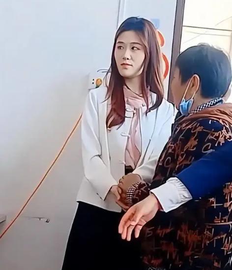 孙淡妃|大衣哥新儿媳晒大钻戒,却带到小拇指惹争议,网友:奔着离婚来的