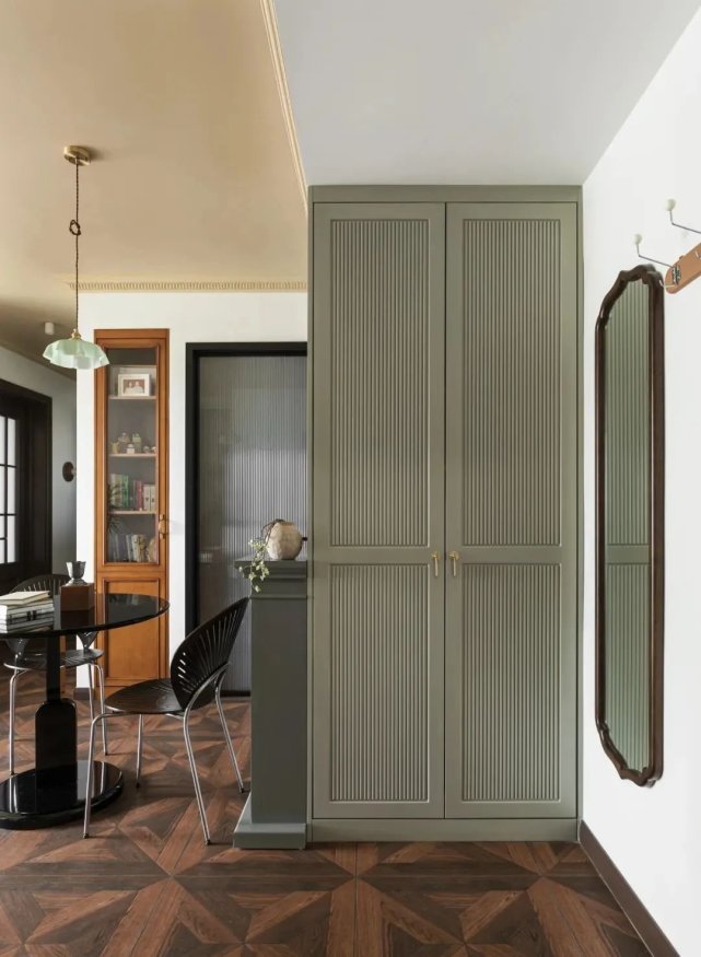 57㎡复古法式风,玄关柜设计,改变入户正对卫生间,干区直接放外面