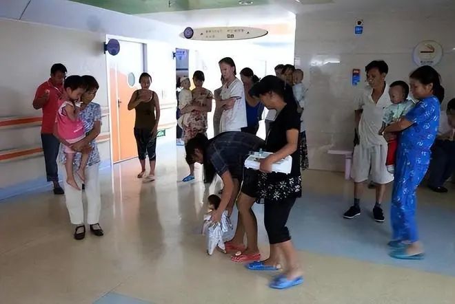 09年女子生下“怪胎”,养了13年体重仍不超5斤,马戏团老板竟来买!