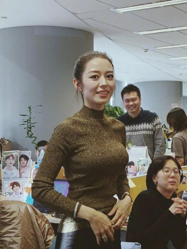 吉娜·爱丽丝|女明星身材内卷严重:前有吉娜孕肚括号腰,后有卢婧姗怀孕瑜伽操