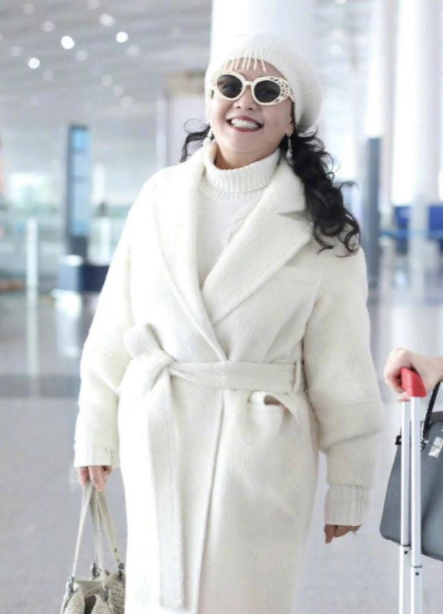 张兰|张兰现身上海机场，大批粉丝合影留念，张兰人气堪比流量明星