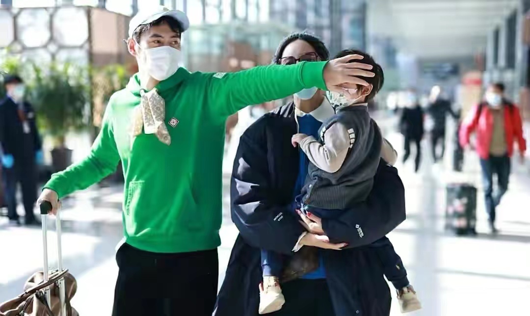 林志玲|张歆艺一家三口走机场!全程抱儿子体型比老公壮,儿子留长发太萌