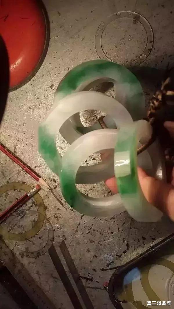 |美女10万翡翠原石,切出4只阳绿手镯,乐疯了!