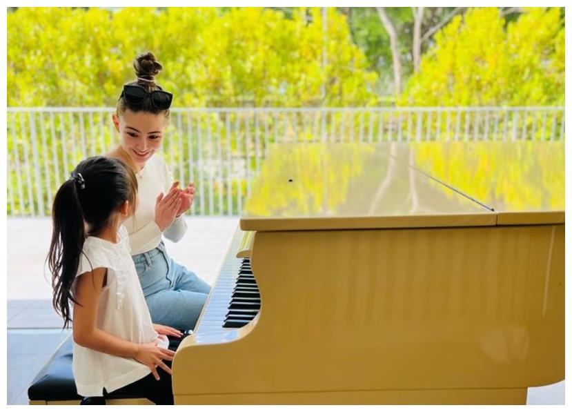 昆凌|周杰伦晒娇妻昆凌性感照！黑色抹胸罕露事业线，外套下拉小露香肩