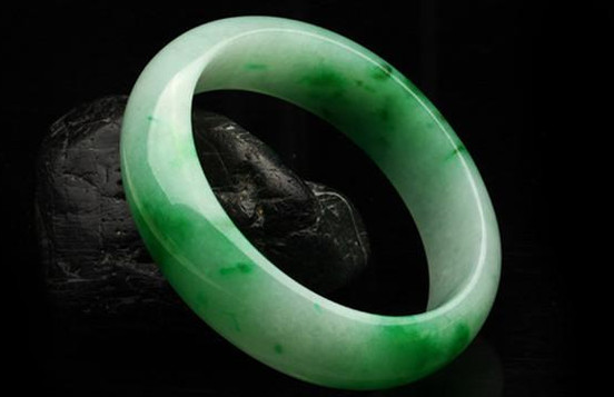 翡翠手镯|翡翠手镯的镯心价值高吗?翡翠手镯的边角料,实在是太漂亮了