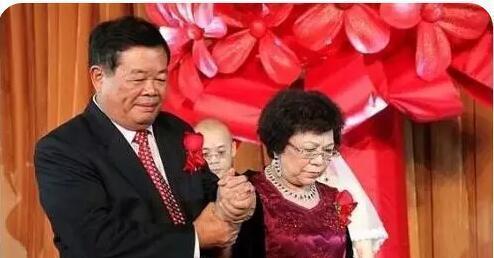 |曹德旺想娶红颜知己，给妻子写信离婚，妻子的一席话让曹德旺醒悟