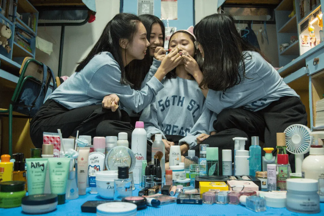女大学生晒教室自拍照,却被指责穿着暴露,穿衣自由惹到谁了