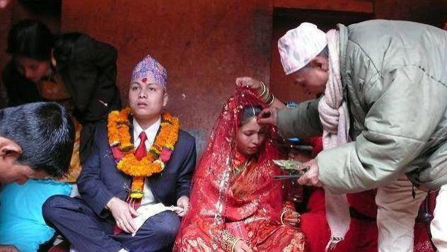 与中国小伙结婚5年的尼泊尔美女，回来后父母不认女儿：你是谁？