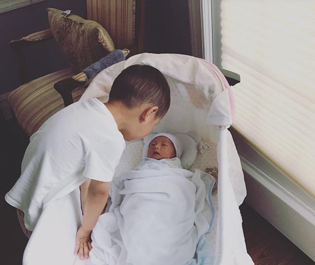 参观李好现实的豪宅,家里设计旋转楼梯,装修很有想法