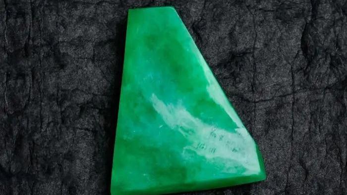 翡翠|玉赏 ▏翡翠玉雕艺术——《国色天香》