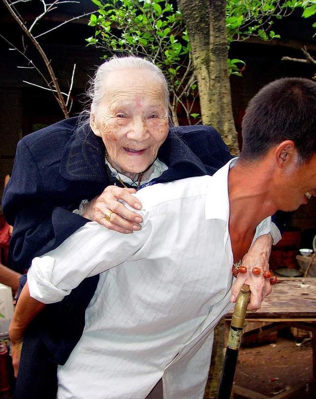 邻居建房不成，强行将植物人丢进女主家中，持刀反击构成正当防卫