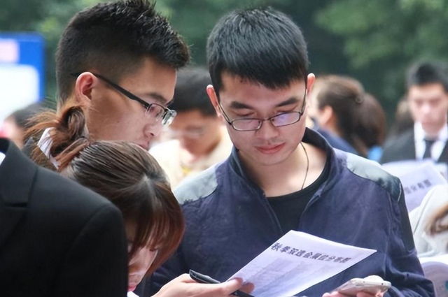 hr|大学生投简历没有回应?央企HR:这些大学生的简历基本不会看