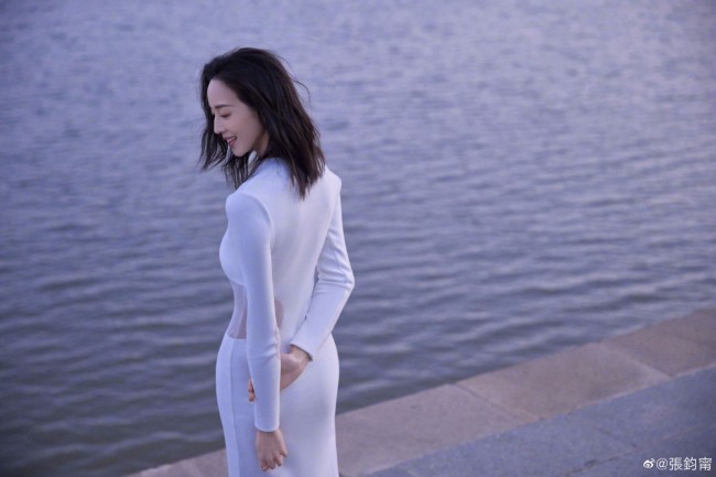 张钧甯|40岁张钧甯穿露腰裙水畔漫步 微风吹拂气质非凡