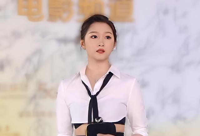 关晓彤|难怪被称为“红毯黑洞”,关晓彤的衣品审美真是让人挠头