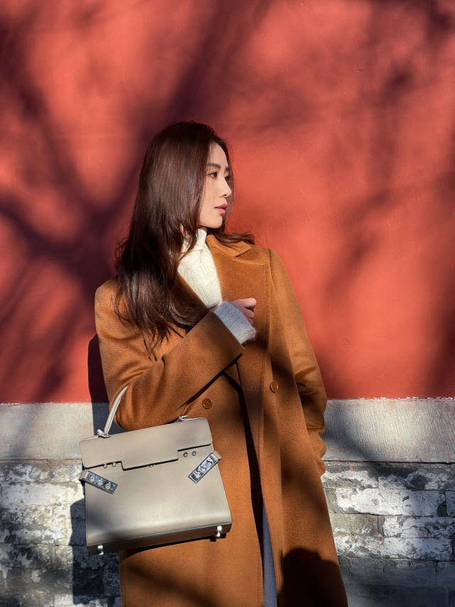 刘诗诗|刘诗诗冬日街拍气质出众！穿大衣尽显高级感，随便拍都是大片级别