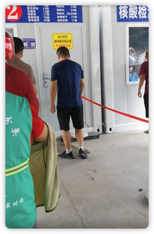 戏骨李嘉明做核酸时起冲突，被要求多次排队后仍不给做，怒斥医护人员被惯坏了